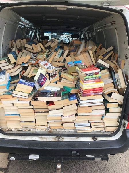 "Kitap sevgisi diye bir sevgi vardır sanırım. Ana sevgisi, kardeş sevgisi, yar sevgisi gibi bir sevgi."  Fakir Baykurt/ Eşekli Kütüphaneci.